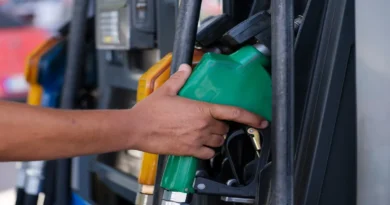 Mano sosteniendo una manguera de gasolina en una estación de servicio, representando el nuevo aumento en los combustibles aprobado por la ARESEP