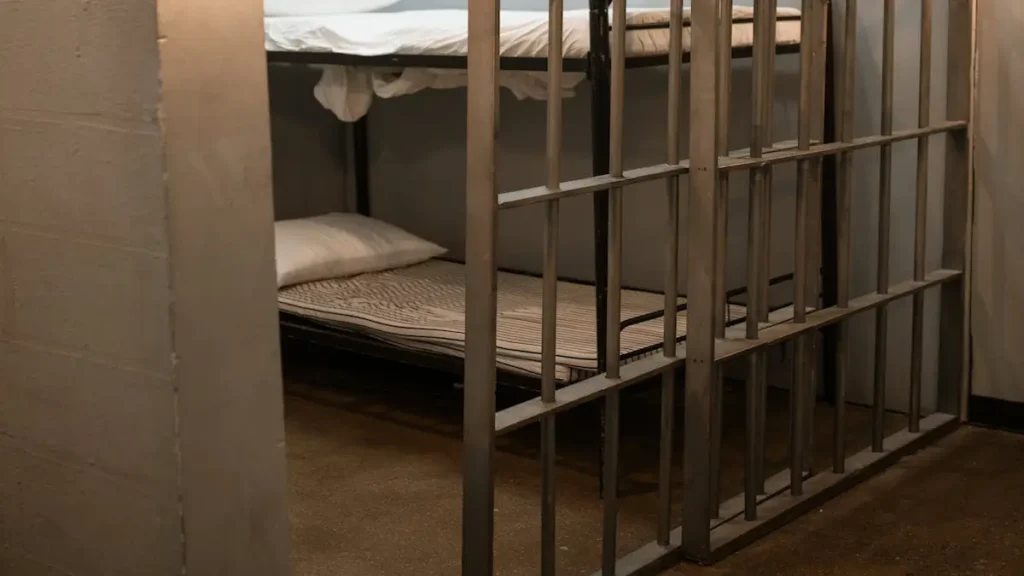Interior de una celda penitenciaria que ilustra el nuevo decreto sobre el año carcelario de 360 días firmado por el gobierno de Costa Rica.