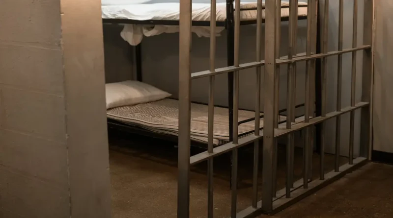 Interior de una celda penitenciaria que ilustra el nuevo decreto sobre el año carcelario de 360 días firmado por el gobierno de Costa Rica.