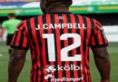 Vista de espalda del futbolista Joel Campbell luciendo la camiseta rojinegra número 12 de la Liga Deportiva Alajuelense durante un partido oficial.