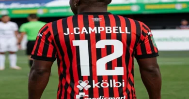 Vista de espalda del futbolista Joel Campbell luciendo la camiseta rojinegra número 12 de la Liga Deportiva Alajuelense durante un partido oficial.