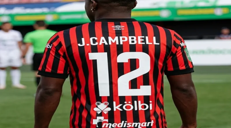 Vista de espalda del futbolista Joel Campbell luciendo la camiseta rojinegra número 12 de la Liga Deportiva Alajuelense durante un partido oficial.
