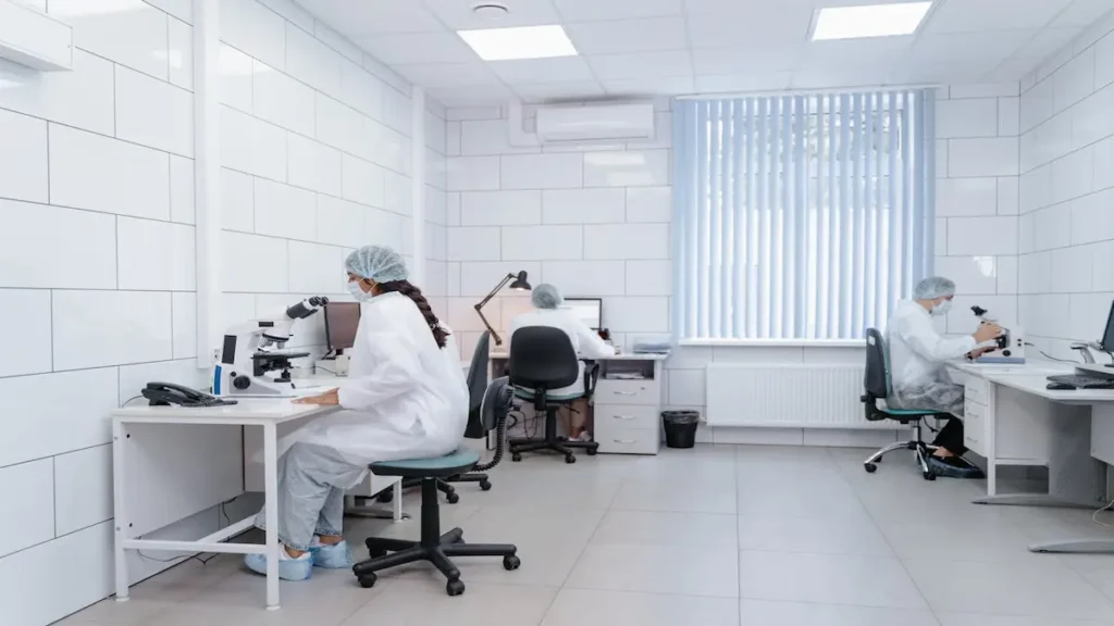 Científicos en un laboratorio de alta tecnología analizando muestras, representando el crecimiento del sector servicios en el IMAE marzo 2026.