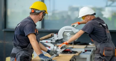 Trabajadores en una obra de construcción utilizando herramientas industriales para representar el crecimiento del IMAE marzo 2026 en Costa Rica.