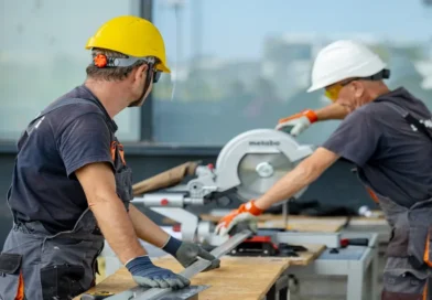 Trabajadores en una obra de construcción utilizando herramientas industriales para representar el crecimiento del IMAE marzo 2026 en Costa Rica.