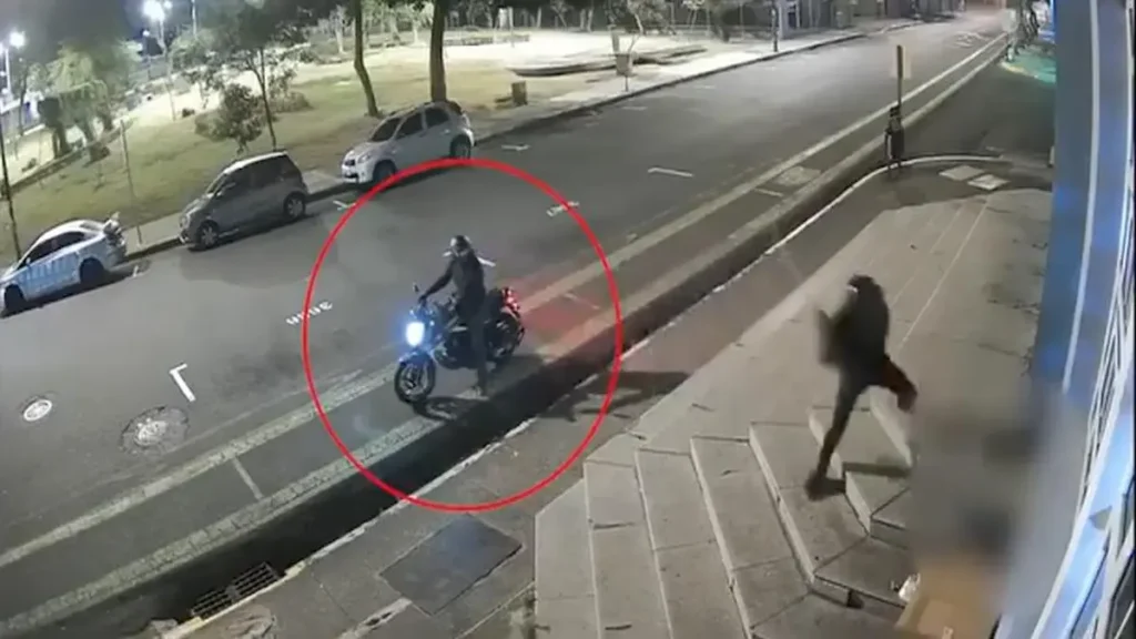 Captura del video del OIJ que muestra a los sospechosos en moto durante el mortal ataque a un adulto mayor a tubazos frente al Ministerio de Salud.