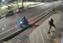 Captura del video del OIJ que muestra a los sospechosos en moto durante el mortal ataque a un adulto mayor a tubazos frente al Ministerio de Salud.