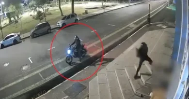 Captura del video del OIJ que muestra a los sospechosos en moto durante el mortal ataque a un adulto mayor a tubazos frente al Ministerio de Salud.