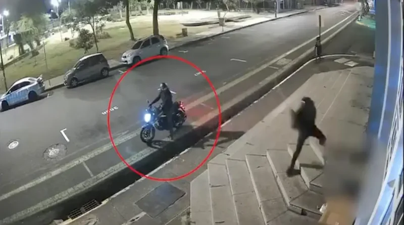 Captura del video del OIJ que muestra a los sospechosos en moto durante el mortal ataque a un adulto mayor a tubazos frente al Ministerio de Salud.