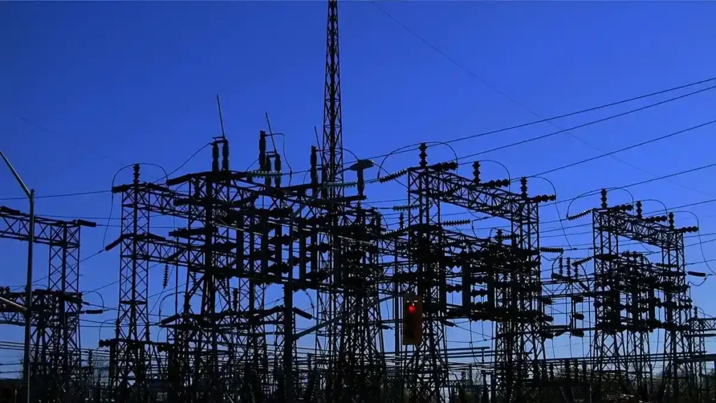 Silueta de una subestación de energía que representa el sistema eléctrico afectado por el bloqueo energético de Panamá