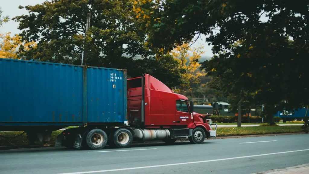 Camión de carga pesada transportando mercancías en carretera durante el conflicto por el bloqueo comercial de Panamá.