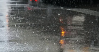 Lluvia intensa cayendo sobre el asfalto mojado durante la alerta por baja presión en el Pacífico emitida por el IMN en Costa Rica.