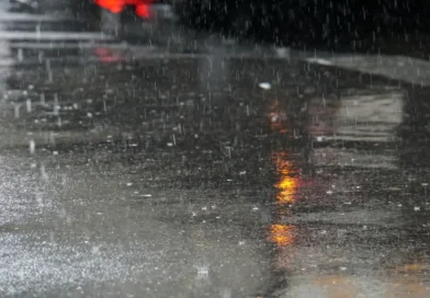 Lluvia intensa cayendo sobre el asfalto mojado durante la alerta por baja presión en el Pacífico emitida por el IMN en Costa Rica.