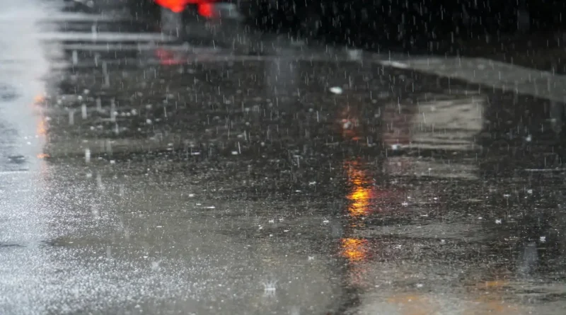 Lluvia intensa cayendo sobre el asfalto mojado durante la alerta por baja presión en el Pacífico emitida por el IMN en Costa Rica.