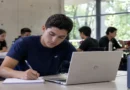 Estudiante universitario en un aula moderna durante una jornada académica relacionada con las carreras con más demanda en Costa Rica para 2026.
