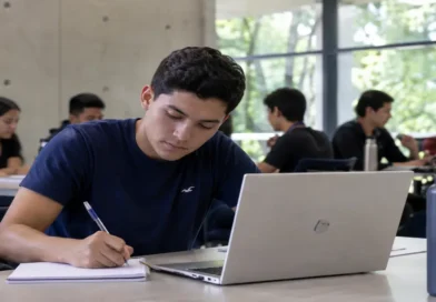 Estudiante universitario en un aula moderna durante una jornada académica relacionada con las carreras con más demanda en Costa Rica para 2026.