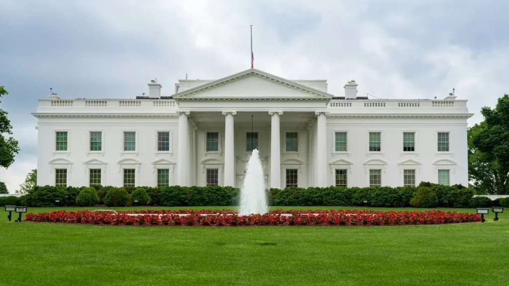Fachada de la Casa Blanca en Washington, representando el origen de la medida de arancel a Costa Rica propuesta por las oficinas comerciales estadounidenses