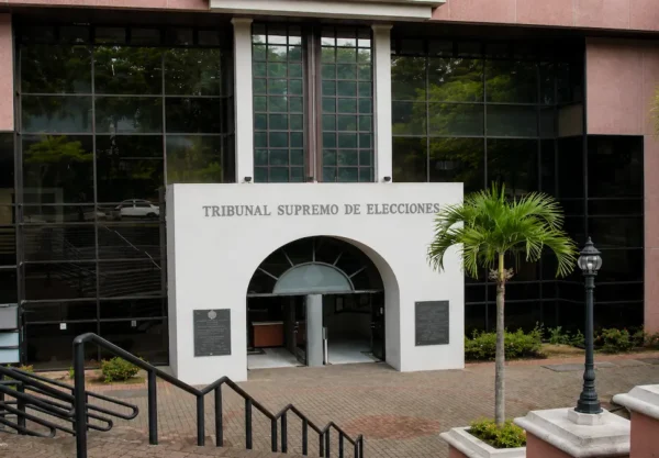 Fachada principal del edificio del Tribunal Supremo de Elecciones (TSE), donde se oficializó el monto de la deuda política para los partidos de Costa Rica