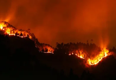 Montañas devoradas por las llamas durante la noche, representando la gravedad del incendio forestal en Palo Verde en Guanacaste