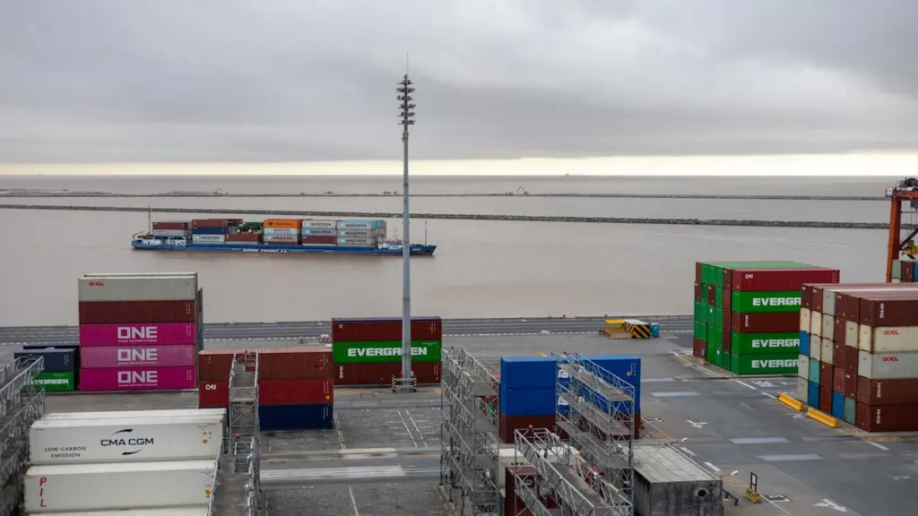 Contenedores de carga en un puerto marítimo listos para exportación, representando el impacto del posible arancel a Costa Rica propuesto por Estados Unidos