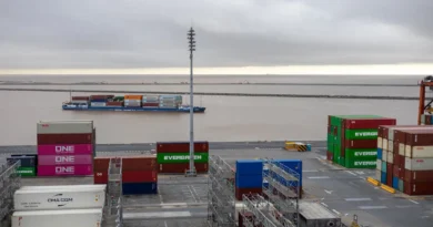 Contenedores de carga en un puerto marítimo listos para exportación, representando el impacto del posible arancel a Costa Rica propuesto por Estados Unidos