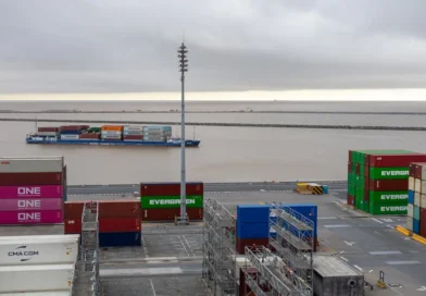 Contenedores de carga en un puerto marítimo listos para exportación, representando el impacto del posible arancel a Costa Rica propuesto por Estados Unidos