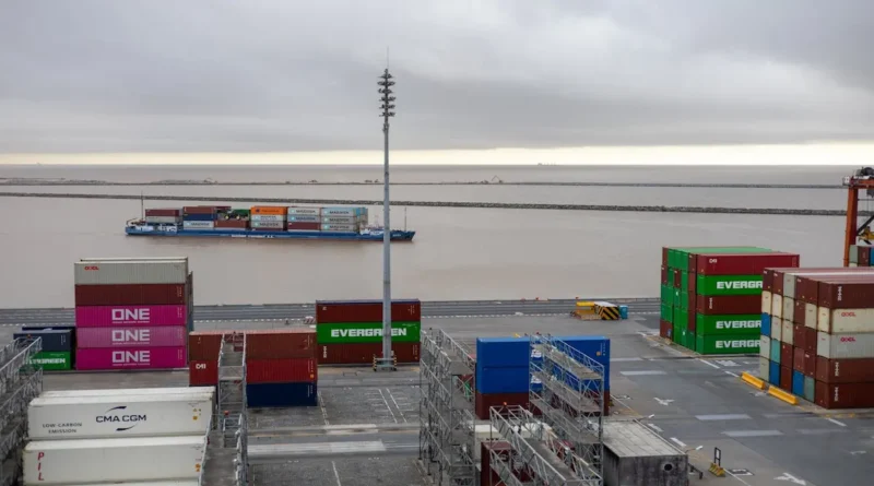 Contenedores de carga en un puerto marítimo listos para exportación, representando el impacto del posible arancel a Costa Rica propuesto por Estados Unidos