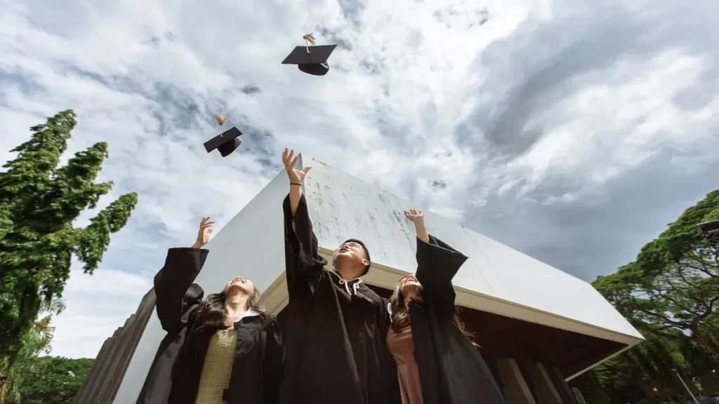 Estudiantes celebran su graduación tras completar carreras con más demanda en Costa Rica y con mayores oportunidades laborales.