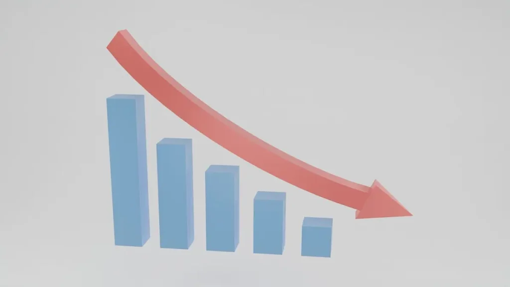 Gráfico de barras azules con una flecha roja apuntando hacia abajo que ilustra el recorte aplicado al presupuesto del TSE.