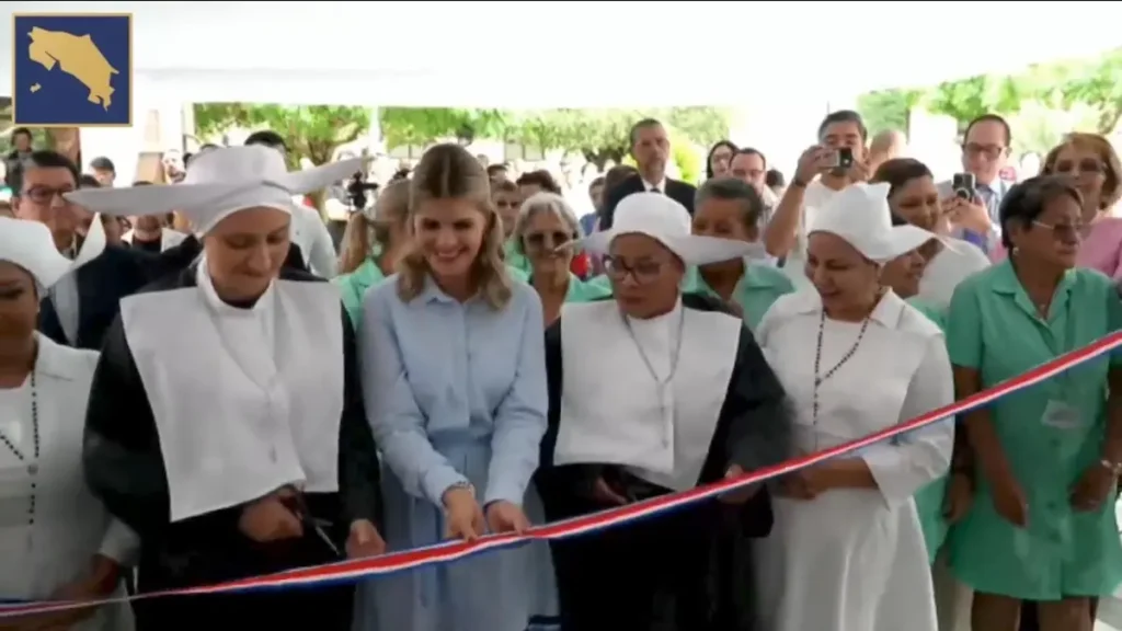 La presidenta Laura Fernández corta la cinta tricolor junto a religiosas de blanco en la inauguración del nuevo Hospital de Día 2 del San Juan de Dios