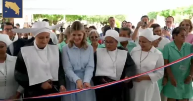 La presidenta Laura Fernández corta la cinta tricolor junto a religiosas de blanco en la inauguración del nuevo Hospital de Día 2 del San Juan de Dios