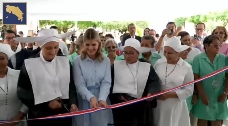 La presidenta Laura Fernández corta la cinta tricolor junto a religiosas de blanco en la inauguración del nuevo Hospital de Día 2 del San Juan de Dios