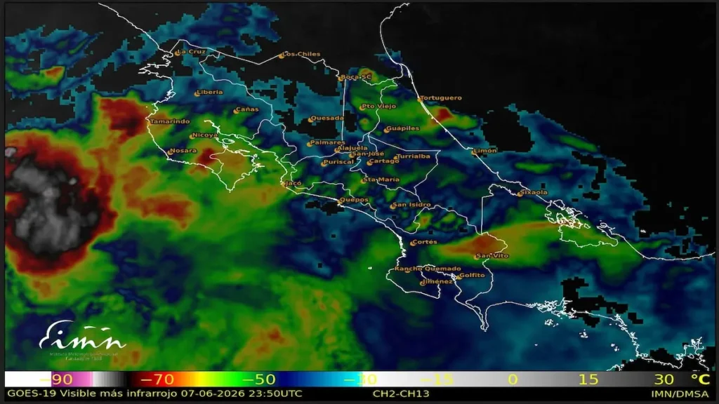 Mapa satelital del IMN que muestra la nubosidad generada por la baja presión en el Pacífico sobre el territorio de Costa Rica.