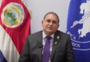 Ministro de Salud de Costa Rica emitiendo una alerta oficial sobre la grave amenaza de salud pública en Crucitas.