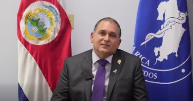 Ministro de Salud de Costa Rica emitiendo una alerta oficial sobre la grave amenaza de salud pública en Crucitas.