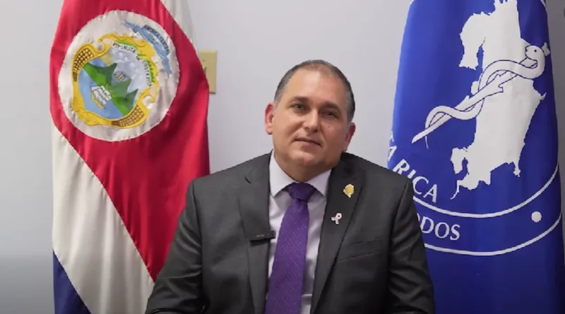 Ministro de Salud de Costa Rica emitiendo una alerta oficial sobre la grave amenaza de salud pública en Crucitas.