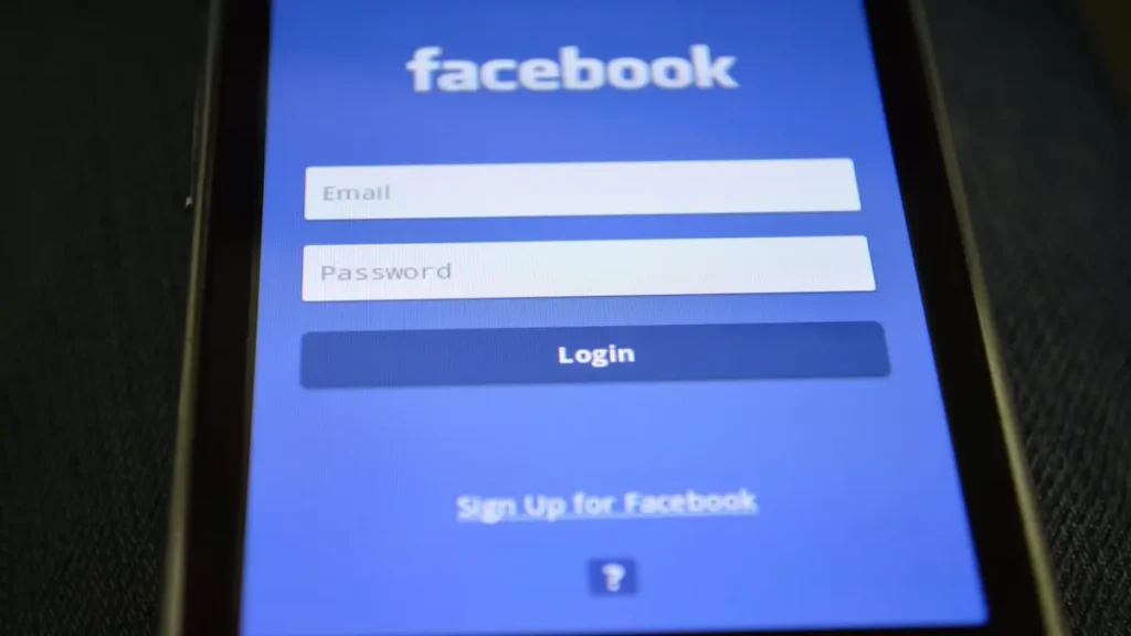 Pantalla de inicio de sesión en un teléfono móvil que representa los errores de acceso durante la caída masiva de Facebook.