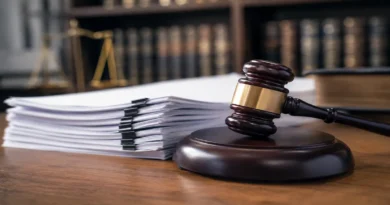 Mazo de juez de madera junto a una pila de documentos legales impresos que representan los nuevos proyectos de ley para la seguridad en Costa Rica.
