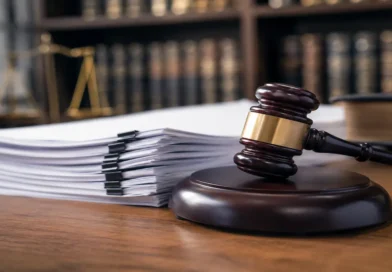 Mazo de juez de madera junto a una pila de documentos legales impresos que representan los nuevos proyectos de ley para la seguridad en Costa Rica.