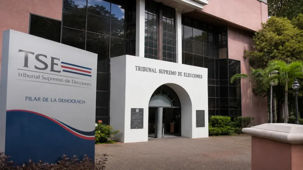 Fachada principal del edificio del Tribunal Supremo de Elecciones en Costa Rica, institución afectada por el recorte al presupuesto del TSE.