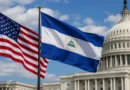 Las banderas de Estados Unidos y Nicaragua ondean en primer plano frente a la cúpula del Capitolio en Washington tras las sanciones a funcionarios nicaragüenses.