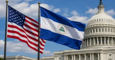 Las banderas de Estados Unidos y Nicaragua ondean en primer plano frente a la cúpula del Capitolio en Washington tras las sanciones a funcionarios nicaragüenses.