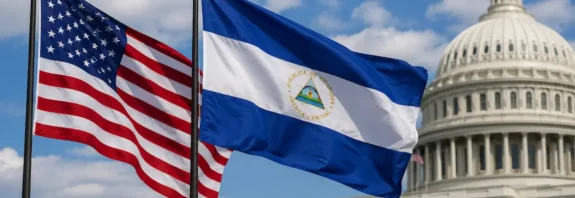 Las banderas de Estados Unidos y Nicaragua ondean en primer plano frente a la cúpula del Capitolio en Washington tras las sanciones a funcionarios nicaragüenses.