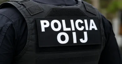 Chaleco táctico con la insignia oficial del OIJ, ideal para quienes buscan empleo en la feria de empleo en Montes de Oca