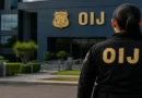 Oficial del OIJ frente al edificio del Organismo de Investigación Judicial, imagen ilustrativa sobre cómo trabajar en el OIJ y su proceso de reclutamiento