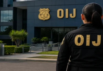 Oficial del OIJ frente al edificio del Organismo de Investigación Judicial, imagen ilustrativa sobre cómo trabajar en el OIJ y su proceso de reclutamiento