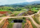 Vista aérea de un paso a desnivel y un tramo de asfalto rodeado de terrenos montañosos en la Carretera a San Carlos