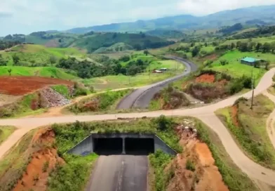Vista aérea de un paso a desnivel y un tramo de asfalto rodeado de terrenos montañosos en la Carretera a San Carlos