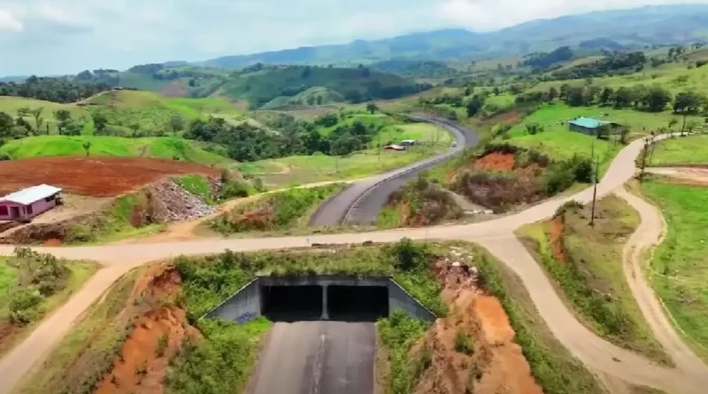 Vista aérea de un paso a desnivel y un tramo de asfalto rodeado de terrenos montañosos en la Carretera a San Carlos