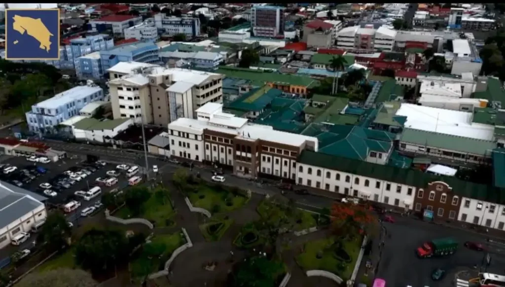 Toma aérea de la fachada del Hospital San Juan de Dios y los parques aledaños en San José, donde se ubica el nuevo Hospital de Día 2